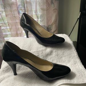 Bandolino Black patent leather pump heels